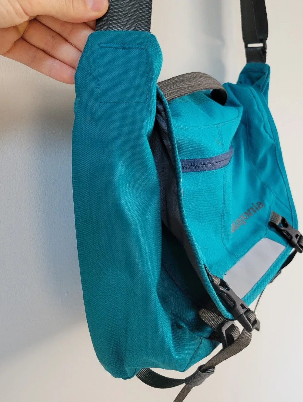 Patagonia Half Mass Messenger Crossbody Bag Unisex OS Travel Hiking Outdoor